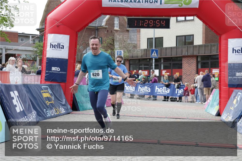10.05.2026 - 8. Wedeler Halbmarathon Yannick Fuchs http://msf.ph/oto/9714165 10.05.2026 11:29:53 Ziel 502, 620, 2178, 2215 meine-sportfotos.de