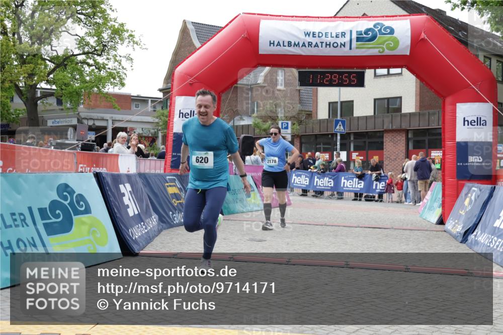 10.05.2026 - 8. Wedeler Halbmarathon Yannick Fuchs http://msf.ph/oto/9714171 10.05.2026 11:29:53 Ziel 502, 620, 2178, 2215 meine-sportfotos.de
