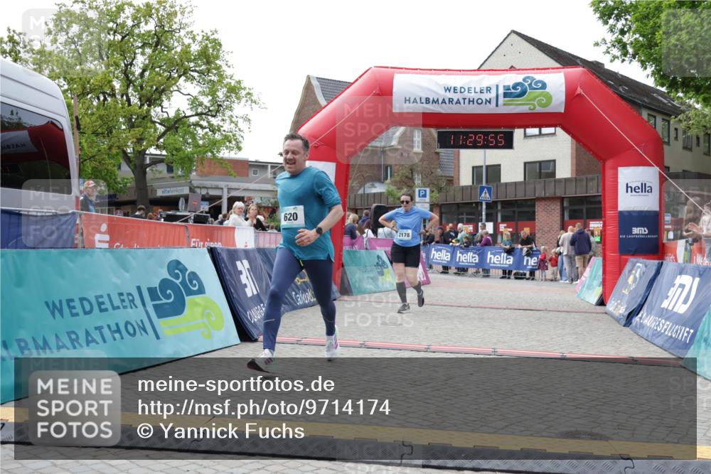 10.05.2026 - 8. Wedeler Halbmarathon Yannick Fuchs http://msf.ph/oto/9714174 10.05.2026 11:29:53 Ziel 502, 620, 2178, 2215 meine-sportfotos.de