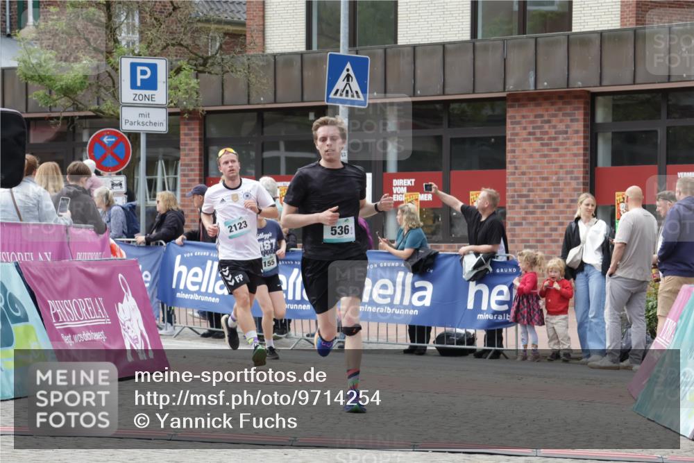 10.05.2026 - 8. Wedeler Halbmarathon Yannick Fuchs http://msf.ph/oto/9714254 10.05.2026 11:30:02 Ziel 536, 655, 815, 2123, 2140, 2147, 2155 meine-sportfotos.de