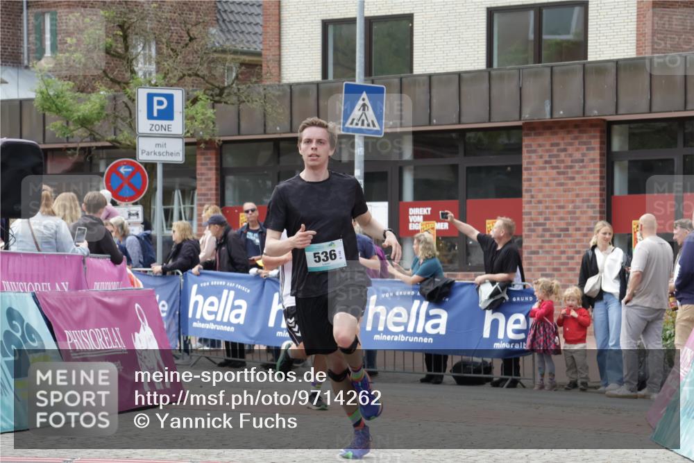10.05.2026 - 8. Wedeler Halbmarathon Yannick Fuchs http://msf.ph/oto/9714262 10.05.2026 11:30:02 Ziel 536, 655, 815, 2123, 2140, 2147, 2155 meine-sportfotos.de