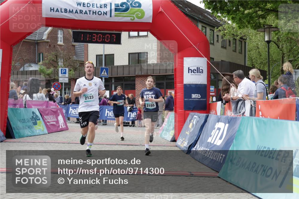 10.05.2026 - 8. Wedeler Halbmarathon Yannick Fuchs http://msf.ph/oto/9714300 10.05.2026 11:30:05 Ziel 536, 655, 2123, 2147, 2155 meine-sportfotos.de