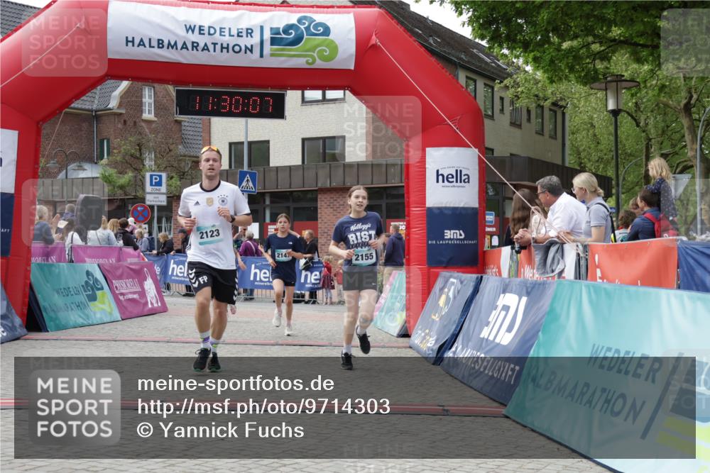10.05.2026 - 8. Wedeler Halbmarathon Yannick Fuchs http://msf.ph/oto/9714303 10.05.2026 11:30:05 Ziel 536, 655, 2123, 2147, 2155 meine-sportfotos.de
