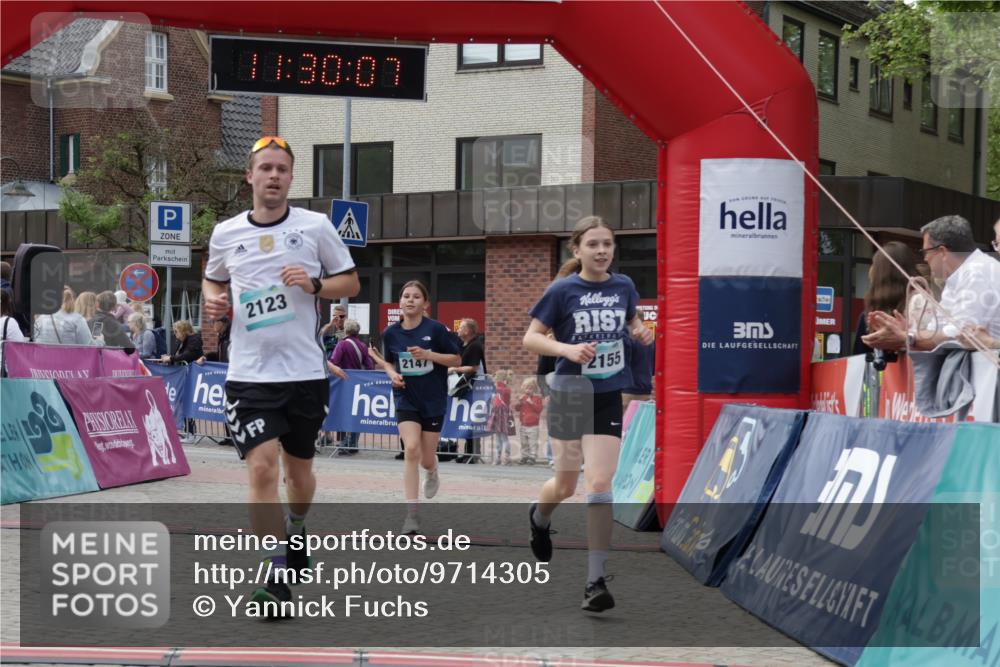 10.05.2026 - 8. Wedeler Halbmarathon Yannick Fuchs http://msf.ph/oto/9714305 10.05.2026 11:30:05 Ziel 536, 655, 2123, 2147, 2155 meine-sportfotos.de