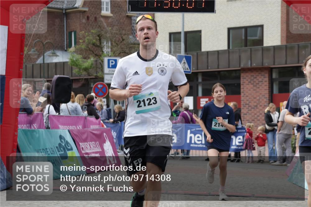 10.05.2026 - 8. Wedeler Halbmarathon Yannick Fuchs http://msf.ph/oto/9714308 10.05.2026 11:30:06 Ziel 536, 655, 2014, 2123, 2147, 2155 meine-sportfotos.de