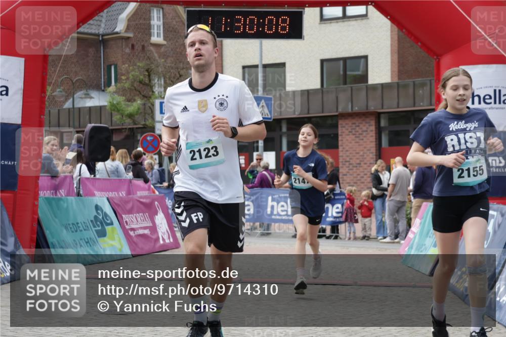 10.05.2026 - 8. Wedeler Halbmarathon Yannick Fuchs http://msf.ph/oto/9714310 10.05.2026 11:30:06 Ziel 536, 655, 2014, 2123, 2147, 2155 meine-sportfotos.de