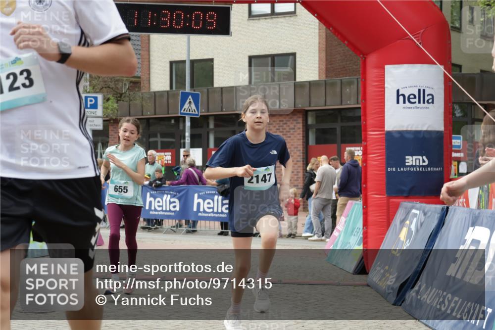 10.05.2026 - 8. Wedeler Halbmarathon Yannick Fuchs http://msf.ph/oto/9714315 10.05.2026 11:30:07 Ziel 437, 536, 655, 2014, 2123, 2147, 2155 meine-sportfotos.de