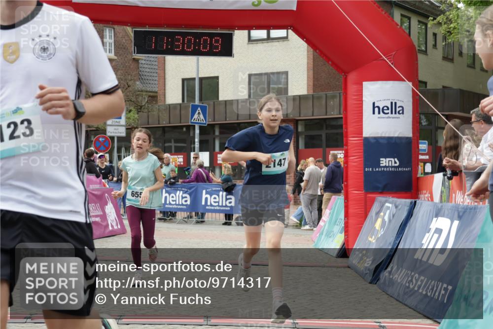 10.05.2026 - 8. Wedeler Halbmarathon Yannick Fuchs http://msf.ph/oto/9714317 10.05.2026 11:30:07 Ziel 437, 536, 655, 2014, 2123, 2147, 2155 meine-sportfotos.de