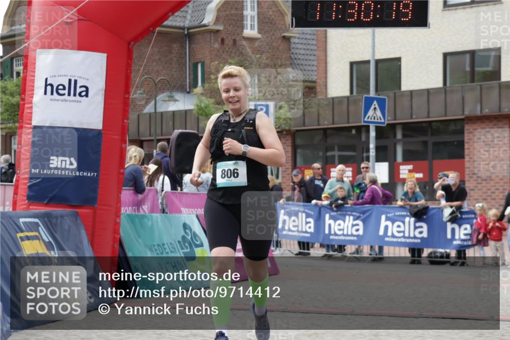 10.05.2026 - 8. Wedeler Halbmarathon Yannick Fuchs http://msf.ph/oto/9714412 10.05.2026 11:30:17 Ziel 437, 806, 2089, 2222 meine-sportfotos.de