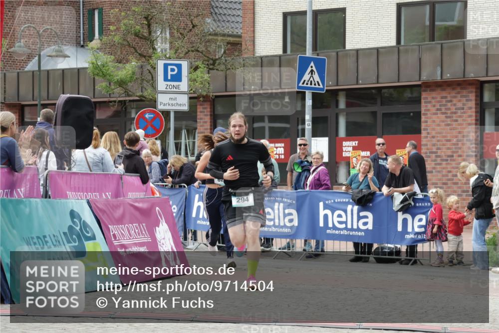 10.05.2026 - 8. Wedeler Halbmarathon Yannick Fuchs http://msf.ph/oto/9714504 10.05.2026 11:30:31 Ziel 294, 626, 752 meine-sportfotos.de