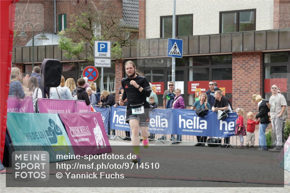 10.05.2026 - 8. Wedeler Halbmarathon Yannick Fuchs http://msf.ph/oto/9714510 10.05.2026 11:30:31 Ziel 294, 626, 752 meine-sportfotos.de