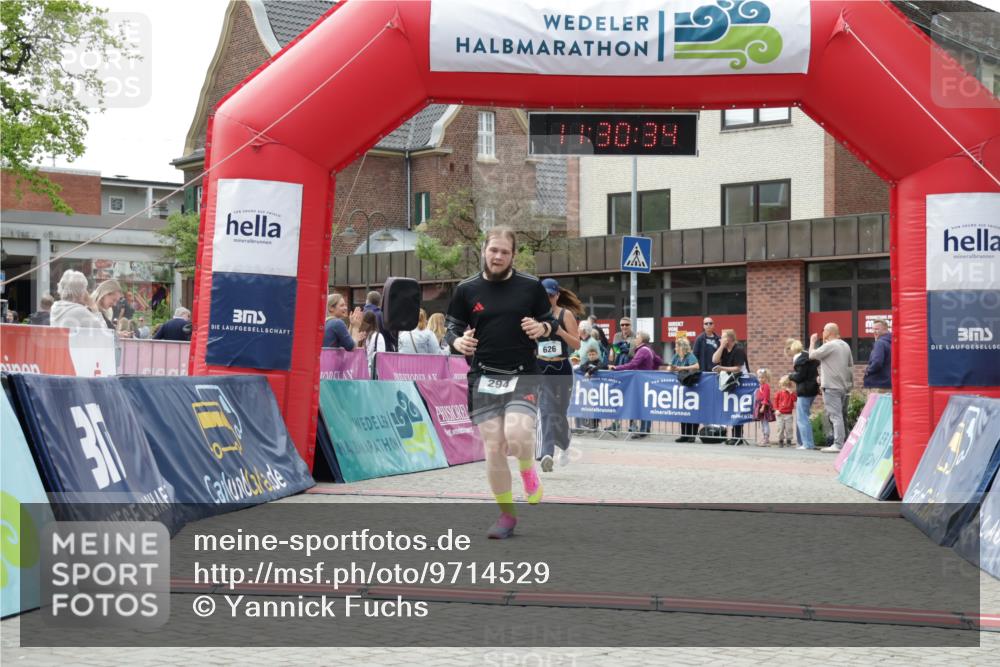 10.05.2026 - 8. Wedeler Halbmarathon Yannick Fuchs http://msf.ph/oto/9714529 10.05.2026 11:30:32 Ziel 294, 626, 752 meine-sportfotos.de