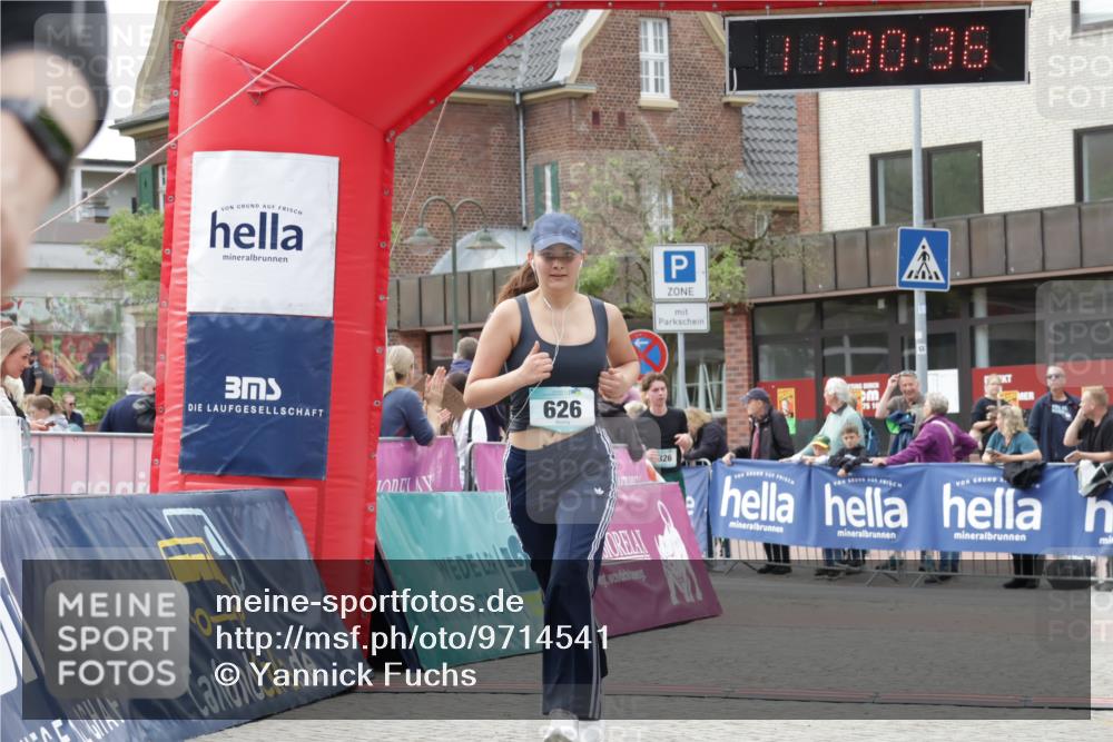 10.05.2026 - 8. Wedeler Halbmarathon Yannick Fuchs http://msf.ph/oto/9714541 10.05.2026 11:30:34 Ziel 294, 326, 626 meine-sportfotos.de