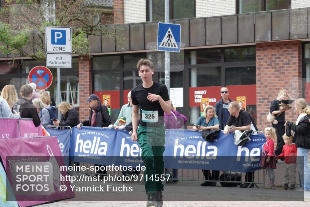 10.05.2026 - 8. Wedeler Halbmarathon Yannick Fuchs http://msf.ph/oto/9714557 10.05.2026 11:30:36 Ziel 294, 326, 626 meine-sportfotos.de