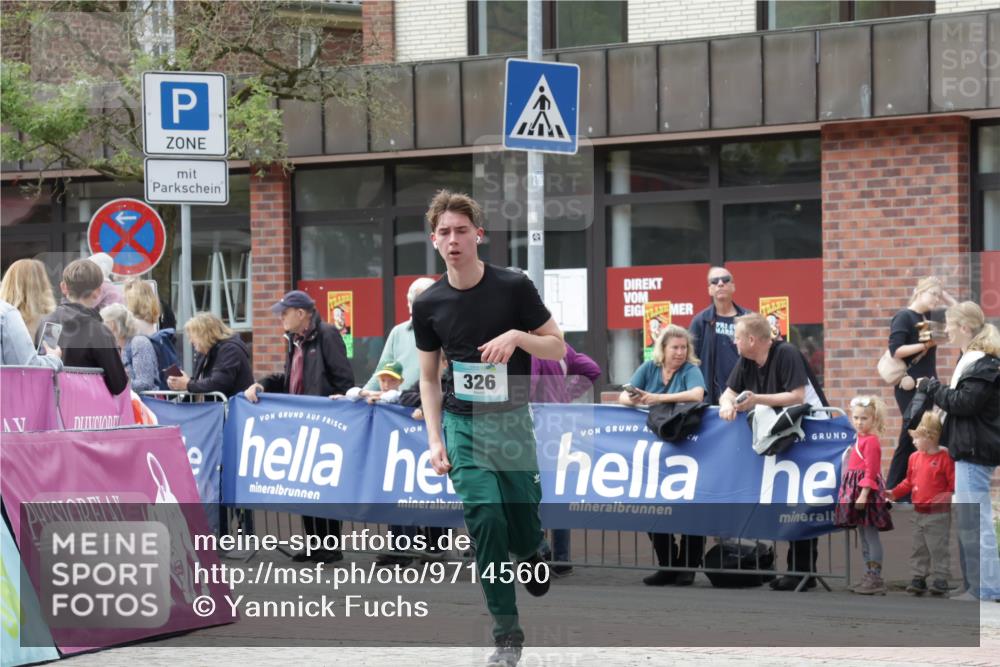 10.05.2026 - 8. Wedeler Halbmarathon Yannick Fuchs http://msf.ph/oto/9714560 10.05.2026 11:30:36 Ziel 294, 326, 626 meine-sportfotos.de