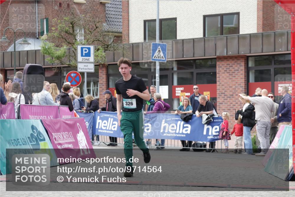 10.05.2026 - 8. Wedeler Halbmarathon Yannick Fuchs http://msf.ph/oto/9714564 10.05.2026 11:30:37 Ziel 294, 326, 626 meine-sportfotos.de