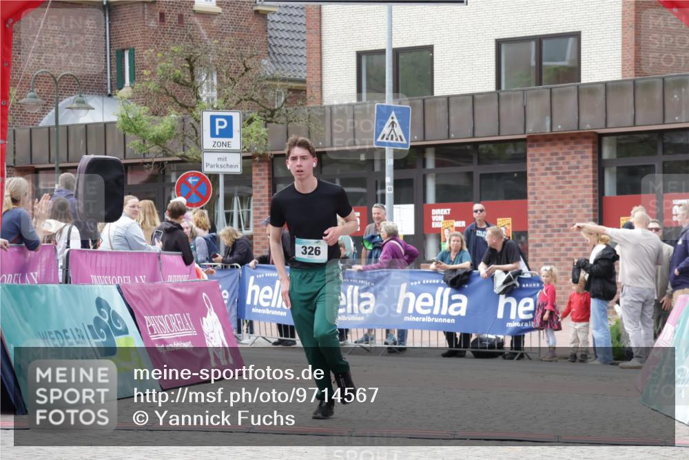 10.05.2026 - 8. Wedeler Halbmarathon Yannick Fuchs http://msf.ph/oto/9714567 10.05.2026 11:30:37 Ziel 294, 326, 626 meine-sportfotos.de