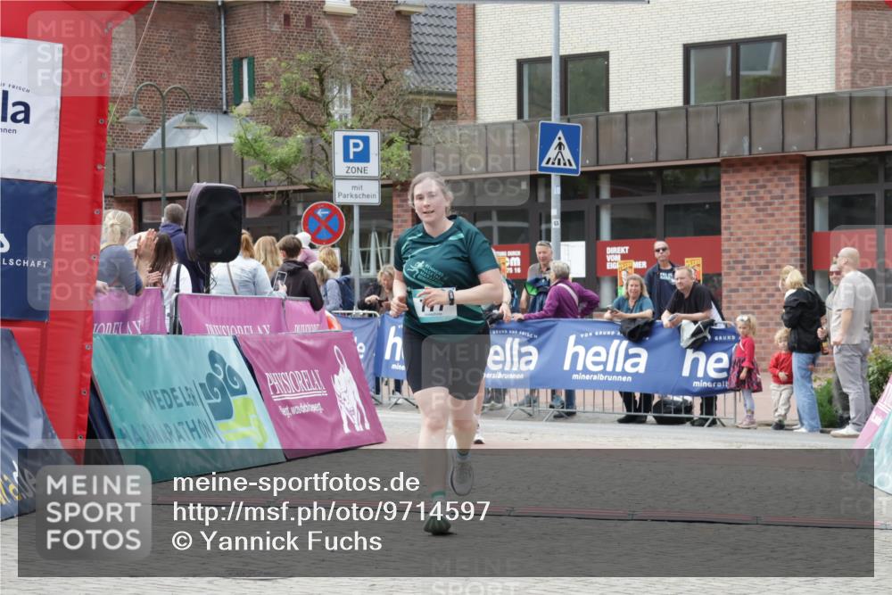 10.05.2026 - 8. Wedeler Halbmarathon Yannick Fuchs http://msf.ph/oto/9714597 10.05.2026 11:30:41 Ziel 326, 341, 777 meine-sportfotos.de