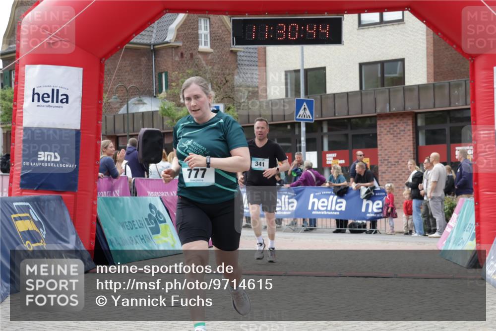 10.05.2026 - 8. Wedeler Halbmarathon Yannick Fuchs http://msf.ph/oto/9714615 10.05.2026 11:30:43 Ziel 326, 341, 777, 2007 meine-sportfotos.de