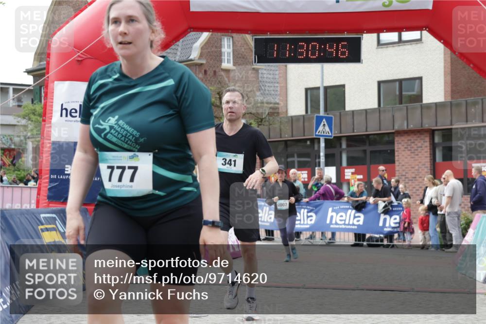 10.05.2026 - 8. Wedeler Halbmarathon Yannick Fuchs http://msf.ph/oto/9714620 10.05.2026 11:30:44 Ziel 326, 341, 777, 2007 meine-sportfotos.de