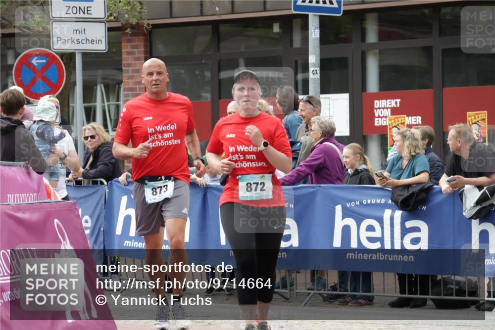 10.05.2026 - 8. Wedeler Halbmarathon Yannick Fuchs http://msf.ph/oto/9714664 10.05.2026 11:30:56 Ziel 872, 873 meine-sportfotos.de