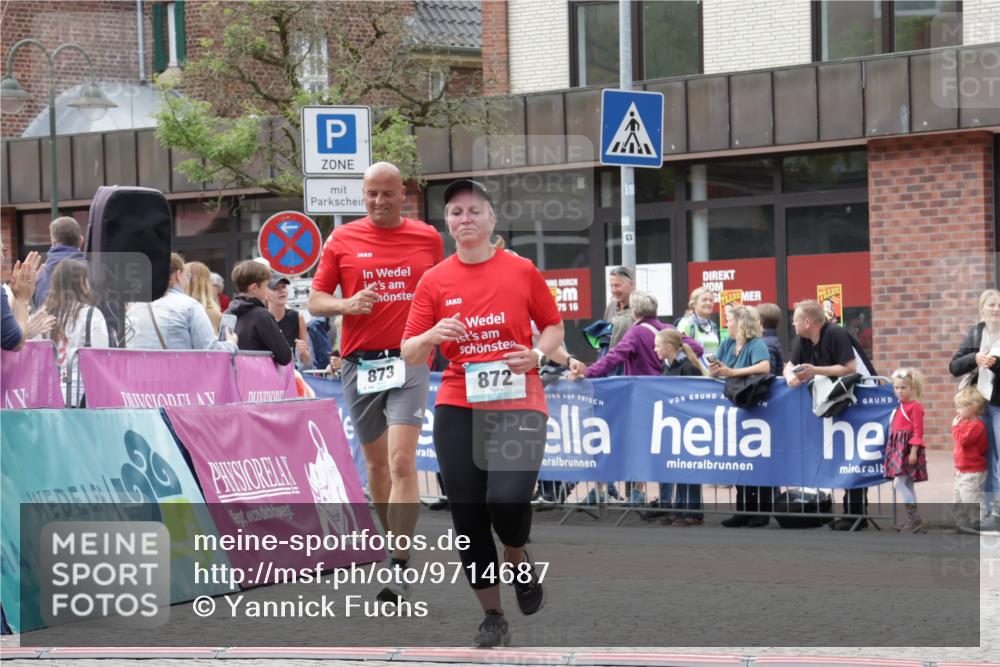10.05.2026 - 8. Wedeler Halbmarathon Yannick Fuchs http://msf.ph/oto/9714687 10.05.2026 11:30:58 Ziel 433, 872, 873 meine-sportfotos.de