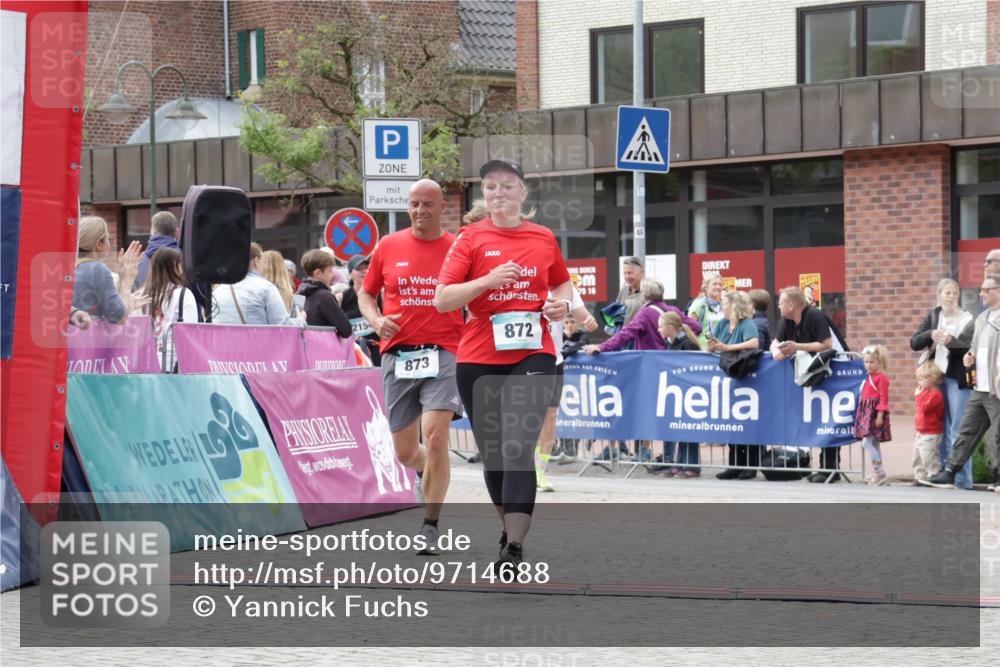 10.05.2026 - 8. Wedeler Halbmarathon Yannick Fuchs http://msf.ph/oto/9714688 10.05.2026 11:30:58 Ziel 433, 872, 873 meine-sportfotos.de