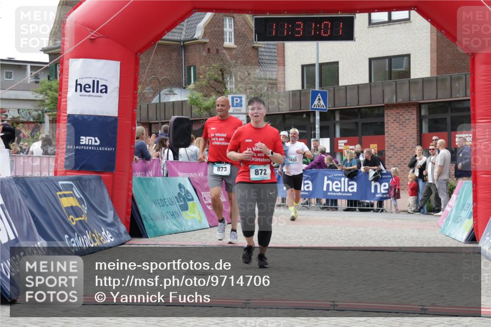 10.05.2026 - 8. Wedeler Halbmarathon Yannick Fuchs http://msf.ph/oto/9714706 10.05.2026 11:30:59 Ziel 433, 872, 873, 2154 meine-sportfotos.de