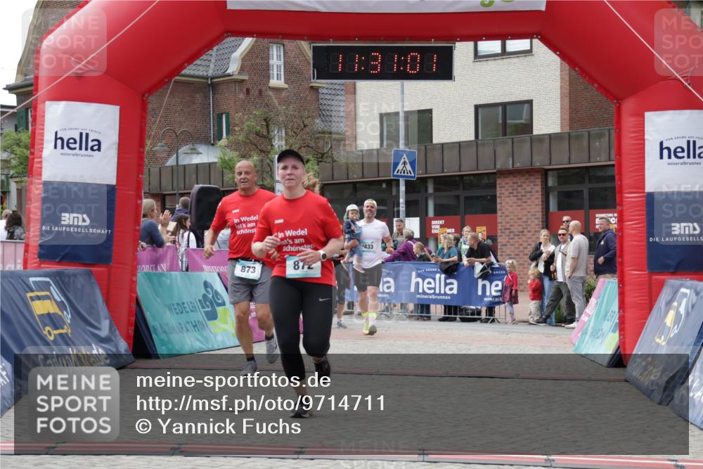 10.05.2026 - 8. Wedeler Halbmarathon Yannick Fuchs http://msf.ph/oto/9714711 10.05.2026 11:30:59 Ziel 433, 872, 873, 2154 meine-sportfotos.de