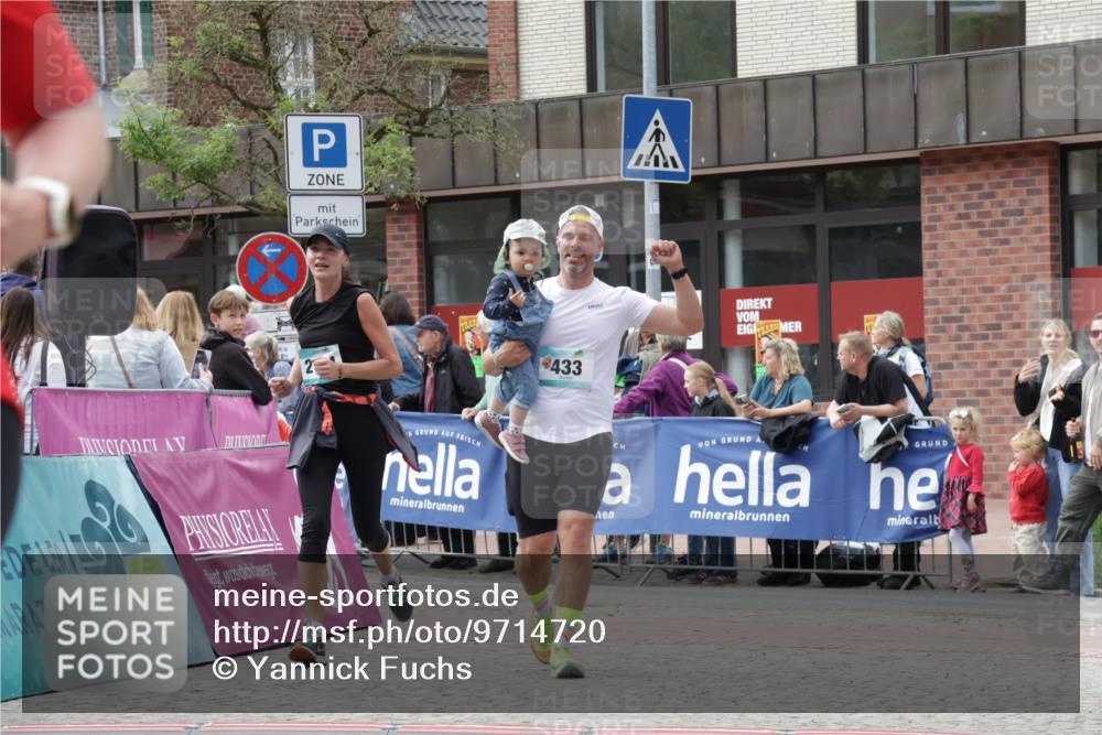 10.05.2026 - 8. Wedeler Halbmarathon Yannick Fuchs http://msf.ph/oto/9714720 10.05.2026 11:31:01 Ziel 433, 872, 873, 910, 2154 meine-sportfotos.de