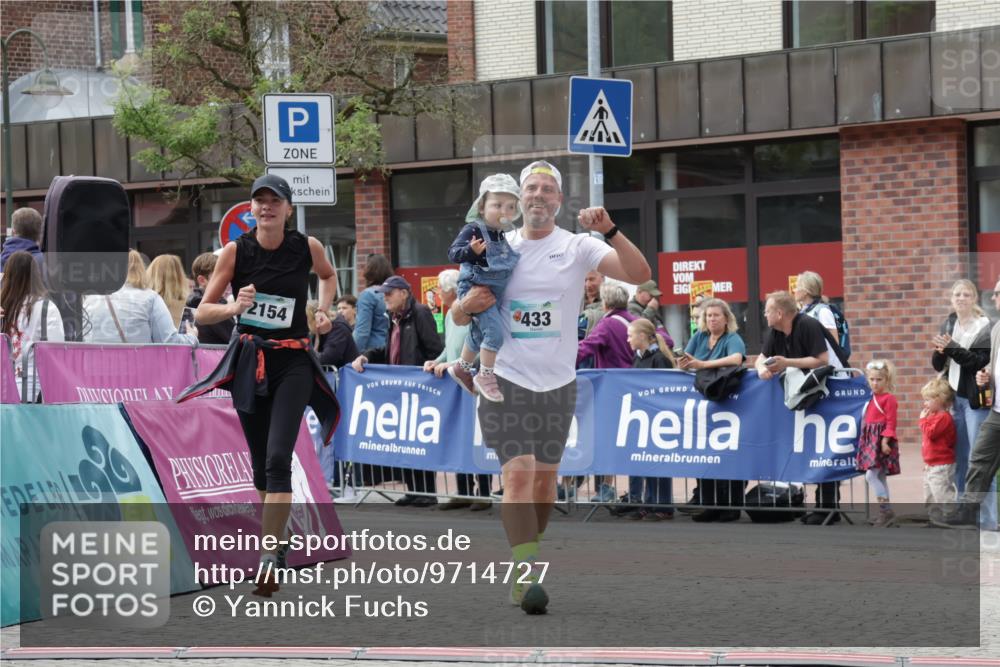 10.05.2026 - 8. Wedeler Halbmarathon Yannick Fuchs http://msf.ph/oto/9714727 10.05.2026 11:31:01 Ziel 433, 872, 873, 910, 2154 meine-sportfotos.de