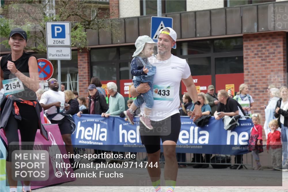 10.05.2026 - 8. Wedeler Halbmarathon Yannick Fuchs http://msf.ph/oto/9714744 10.05.2026 11:31:03 Ziel 433, 872, 873, 910, 2154 meine-sportfotos.de