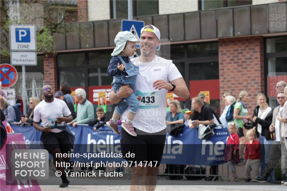10.05.2026 - 8. Wedeler Halbmarathon Yannick Fuchs http://msf.ph/oto/9714747 10.05.2026 11:31:03 Ziel 433, 872, 873, 910, 2154 meine-sportfotos.de