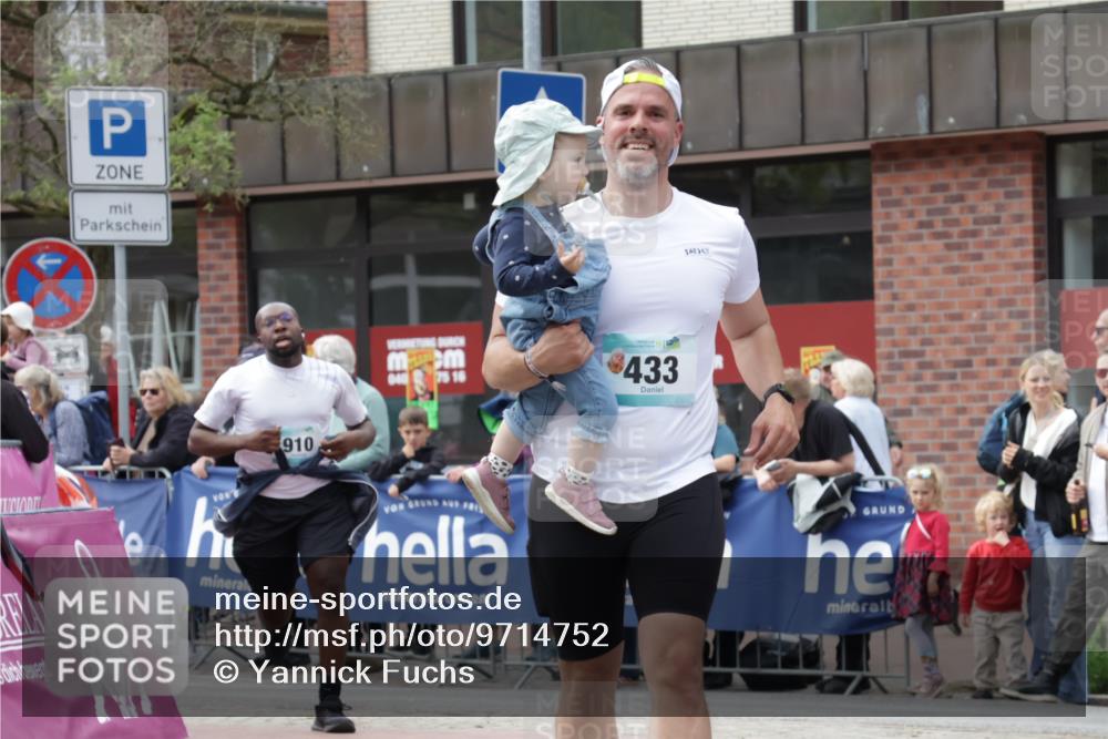 10.05.2026 - 8. Wedeler Halbmarathon Yannick Fuchs http://msf.ph/oto/9714752 10.05.2026 11:31:03 Ziel 433, 872, 873, 910, 2154 meine-sportfotos.de