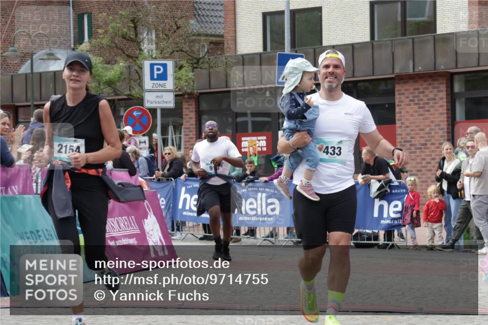 10.05.2026 - 8. Wedeler Halbmarathon Yannick Fuchs http://msf.ph/oto/9714755 10.05.2026 11:31:03 Ziel 433, 872, 873, 910, 2154 meine-sportfotos.de