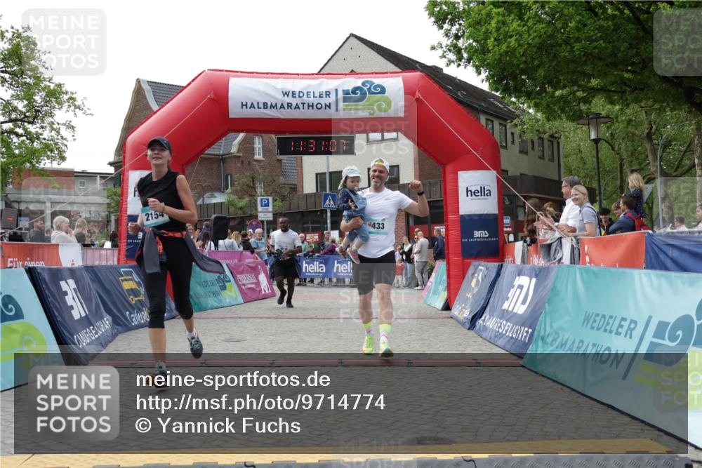 10.05.2026 - 8. Wedeler Halbmarathon Yannick Fuchs http://msf.ph/oto/9714774 10.05.2026 11:31:05 Ziel 433, 873, 910, 981, 2154 meine-sportfotos.de