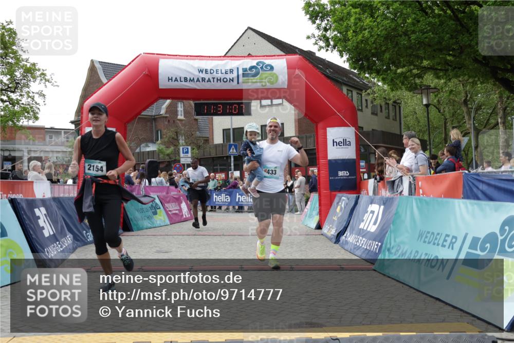 10.05.2026 - 8. Wedeler Halbmarathon Yannick Fuchs http://msf.ph/oto/9714777 10.05.2026 11:31:05 Ziel 433, 873, 910, 981, 2154 meine-sportfotos.de