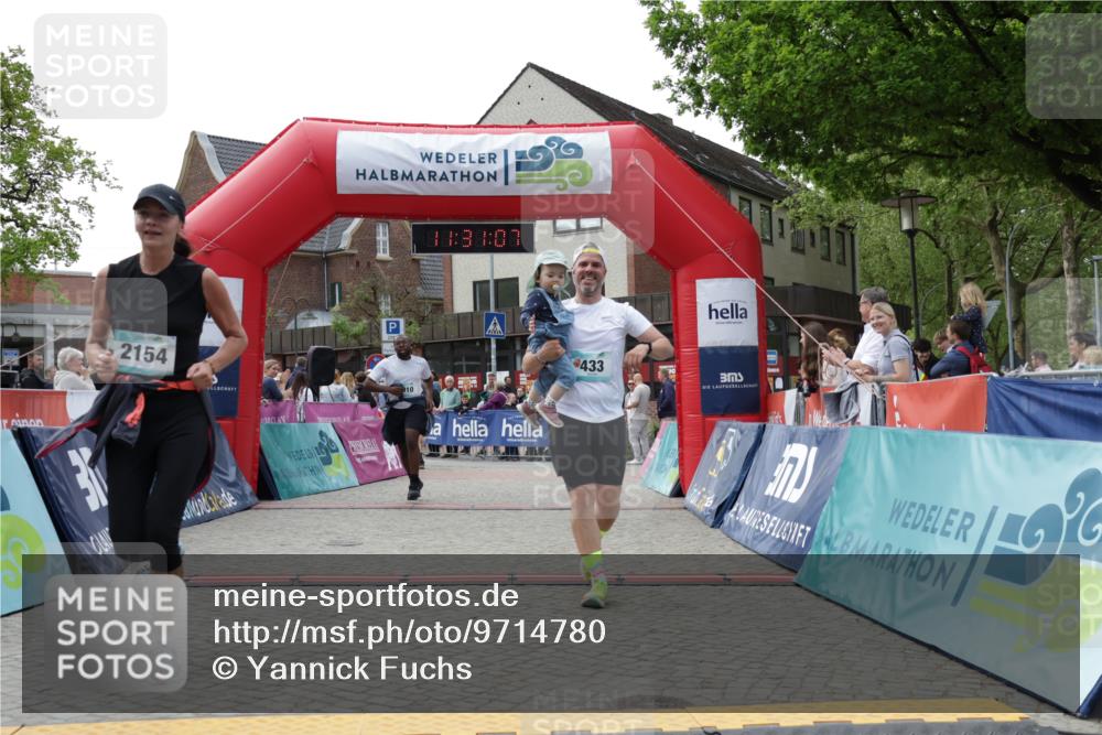 10.05.2026 - 8. Wedeler Halbmarathon Yannick Fuchs http://msf.ph/oto/9714780 10.05.2026 11:31:05 Ziel 433, 873, 910, 981, 2154 meine-sportfotos.de