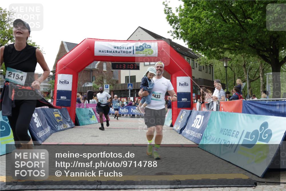 10.05.2026 - 8. Wedeler Halbmarathon Yannick Fuchs http://msf.ph/oto/9714788 10.05.2026 11:31:06 Ziel 433, 852, 910, 981, 2154 meine-sportfotos.de