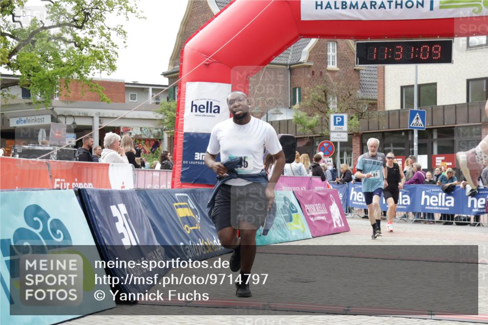 10.05.2026 - 8. Wedeler Halbmarathon Yannick Fuchs http://msf.ph/oto/9714797 10.05.2026 11:31:07 Ziel 433, 852, 910, 981, 2154 meine-sportfotos.de