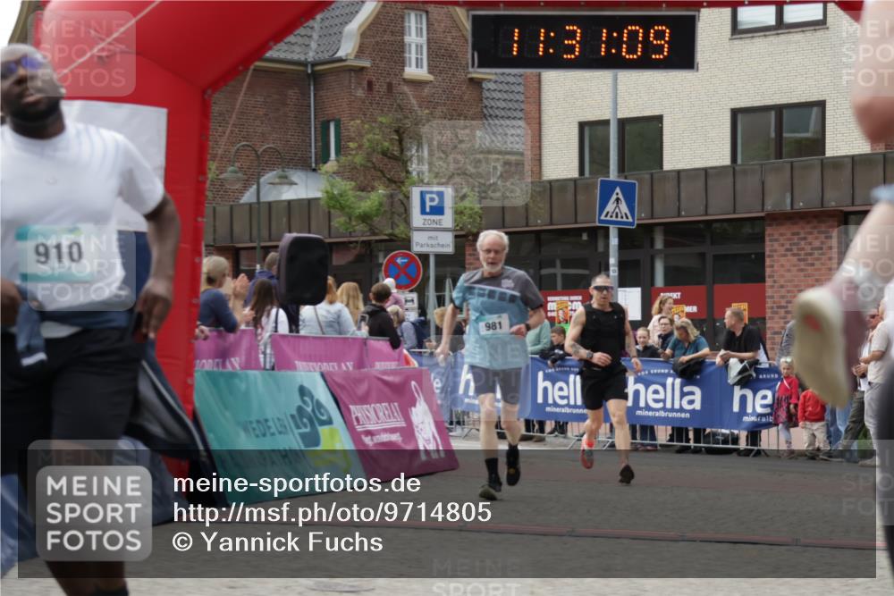 10.05.2026 - 8. Wedeler Halbmarathon Yannick Fuchs http://msf.ph/oto/9714805 10.05.2026 11:31:07 Ziel 433, 852, 910, 981, 2154 meine-sportfotos.de