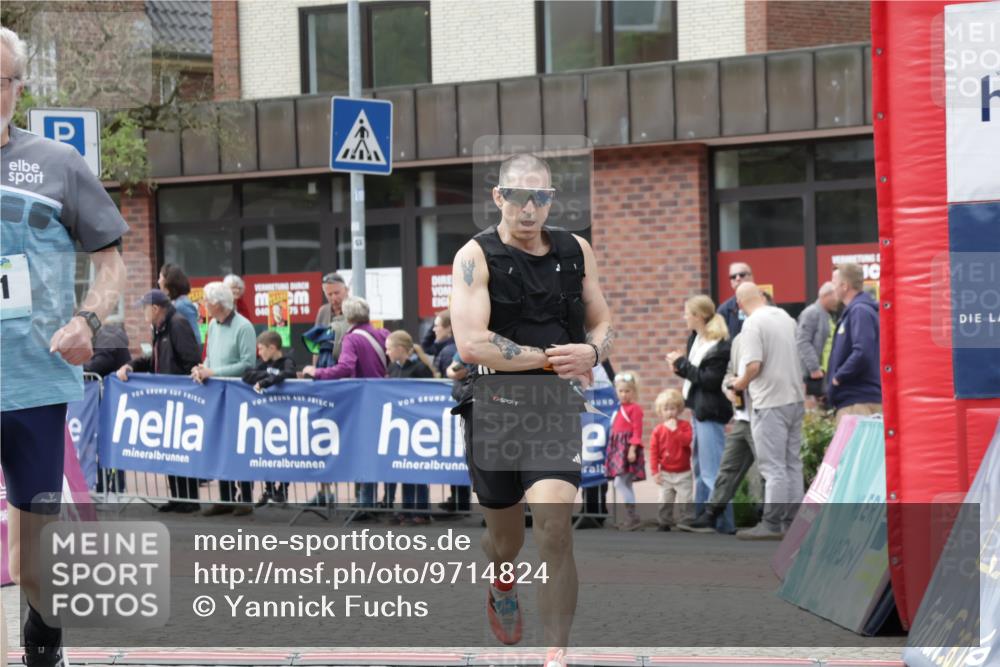 10.05.2026 - 8. Wedeler Halbmarathon Yannick Fuchs http://msf.ph/oto/9714824 10.05.2026 11:31:10 Ziel 277, 852, 910, 981 meine-sportfotos.de