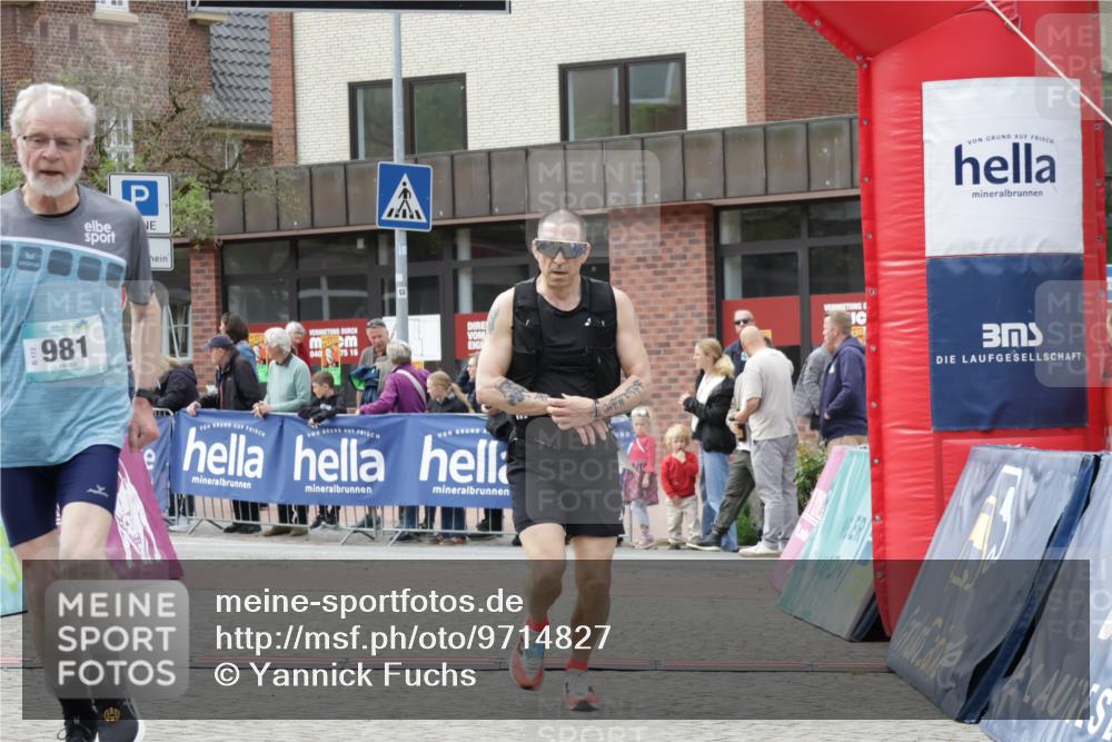 10.05.2026 - 8. Wedeler Halbmarathon Yannick Fuchs http://msf.ph/oto/9714827 10.05.2026 11:31:10 Ziel 277, 852, 910, 981 meine-sportfotos.de