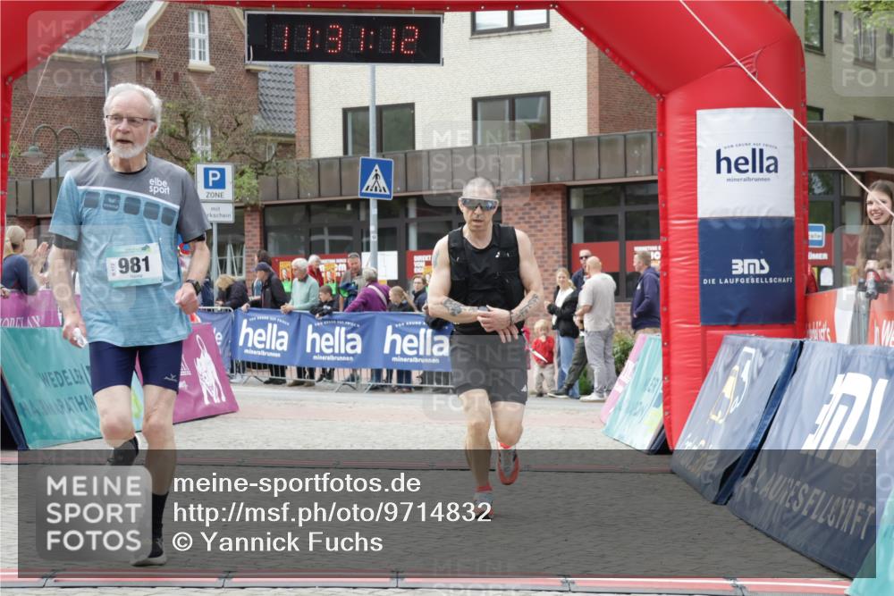 10.05.2026 - 8. Wedeler Halbmarathon Yannick Fuchs http://msf.ph/oto/9714832 10.05.2026 11:31:10 Ziel 277, 852, 910, 981 meine-sportfotos.de