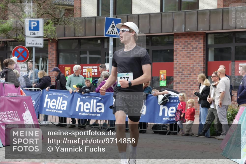 10.05.2026 - 8. Wedeler Halbmarathon Yannick Fuchs http://msf.ph/oto/9714858 10.05.2026 11:31:14 Ziel 277, 852, 981 meine-sportfotos.de