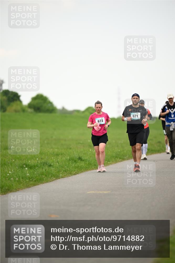 10.05.2026 - 8. Wedeler Halbmarathon Dr. Thomas Lammeyer http://msf.ph/oto/9714882 10.05.2026 12:24:09 Laufen 671, 672 meine-sportfotos.de