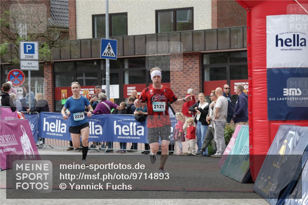 10.05.2026 - 8. Wedeler Halbmarathon Yannick Fuchs http://msf.ph/oto/9714893 10.05.2026 11:31:25 Ziel 2121, 2239 meine-sportfotos.de