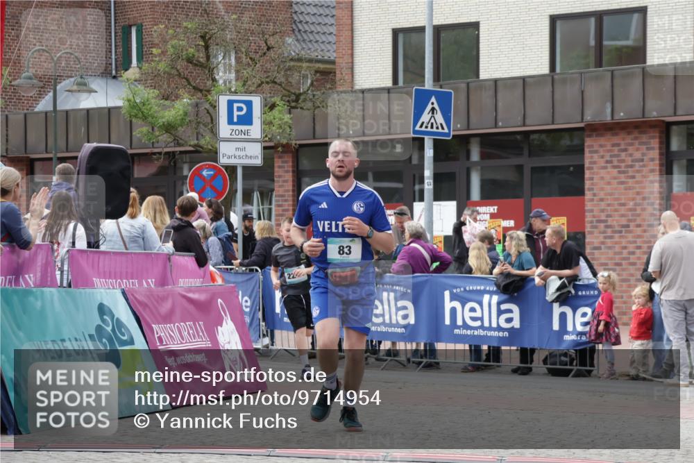 10.05.2026 - 8. Wedeler Halbmarathon Yannick Fuchs http://msf.ph/oto/9714954 10.05.2026 11:31:31 Ziel 83, 2121, 2239, 2244 meine-sportfotos.de