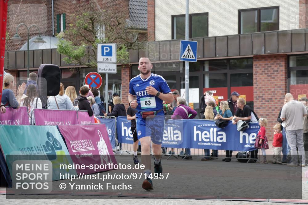 10.05.2026 - 8. Wedeler Halbmarathon Yannick Fuchs http://msf.ph/oto/9714957 10.05.2026 11:31:31 Ziel 83, 2121, 2239, 2244 meine-sportfotos.de