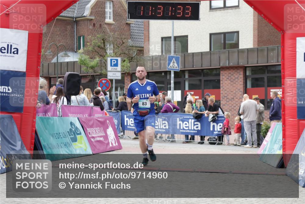 10.05.2026 - 8. Wedeler Halbmarathon Yannick Fuchs http://msf.ph/oto/9714960 10.05.2026 11:31:32 Ziel 83, 2239, 2244 meine-sportfotos.de